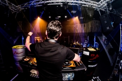 dj jay daniels tijdens een optreden 